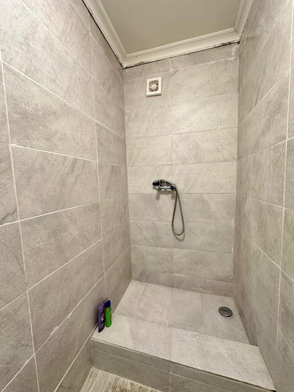 One Bedroom Flat Bell Street Londra